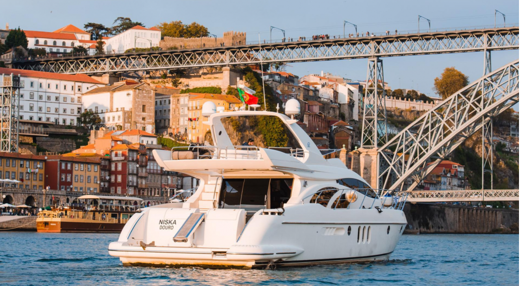 Yacht in Porto